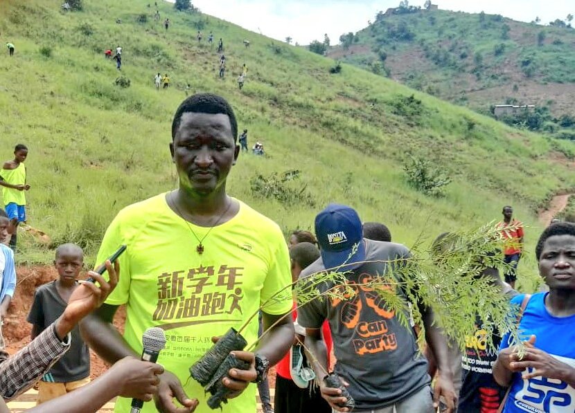 UmuringaMag's tweet photo. Retour en Images sur l'activité qui a réuni plusieurs jeunes de la capitale #Bujumbura le 09 Février 2019 dans la localité de #Kizingwe où ils ont planté 100.000 plants d'arbres dans le but de protéger l'environnement.Le Maire de la ville @FreddyHon s'était joint à ces jeunes. https://t.co/KbXXyLwf1q