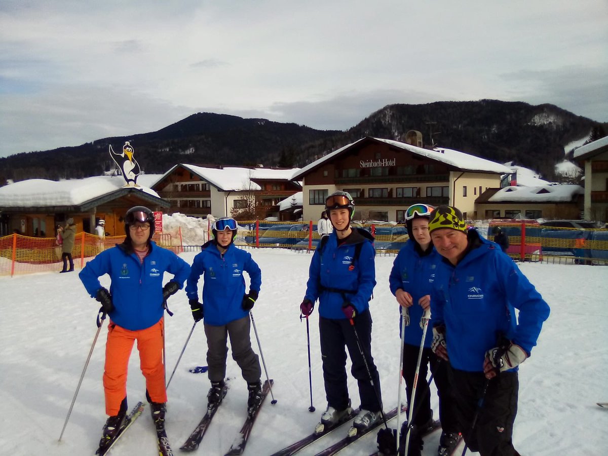 154ScottishRegt's tweet photo. Over 25 hours travelling they made it snow chains are on the combi! Pte Roberts is getting one to one from Major Finnigan as she has never been on ski's before, Lt Stott & Pte Anderson are getting coached by WO2 Wright to help them get their ski legs back. #OurPeopleMakeUs154 https://t.co/IS4KR6l5sq