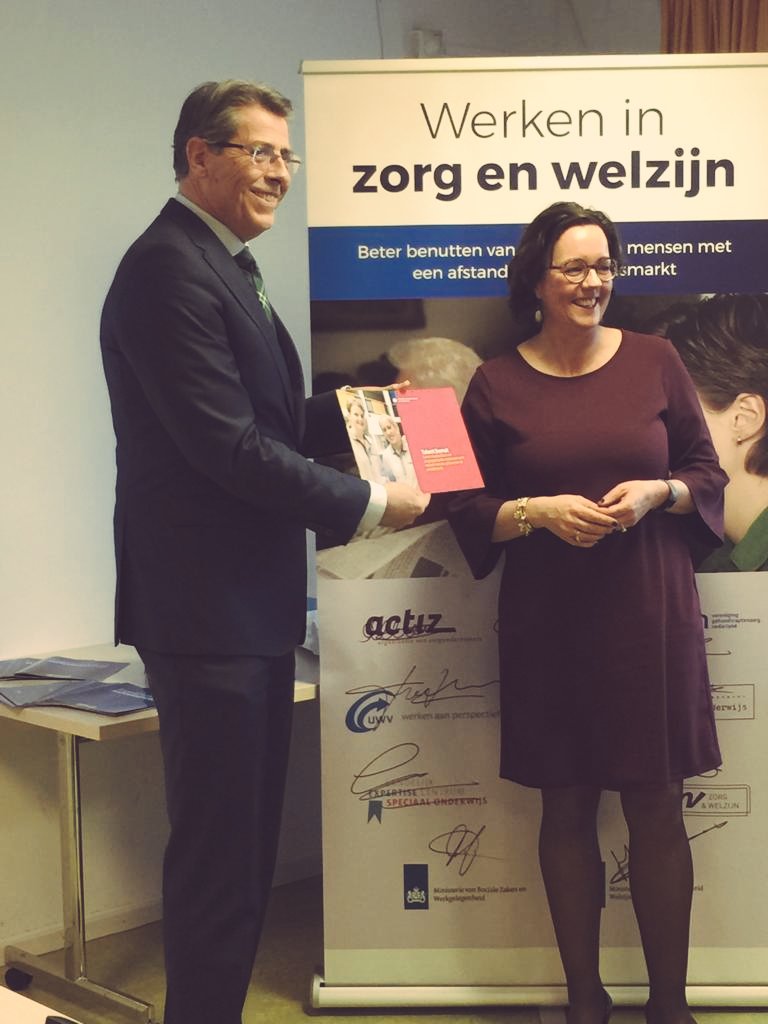 Zojuist van Tamara van Ark, staatssecretaris <a href="/MinisterieSZW/">Ministerie van Sociale Zaken & Werkgelegenheid</a>, de schitterende brochure 'Talent benut' in ontvangst mogen nemen! Schitterende voorbeelden van mensen die zoveel hart voor de zorg hebben! @amstelringzorg @CordaanNL <a href="/evean/">Evean</a> <a href="/SIGRA/">Sigra</a> <a href="/MinVWS/">Ministerie van VWS</a> @ActiZbrancheorg <a href="/ActieLeer/">ActieLeerNetwerk</a>