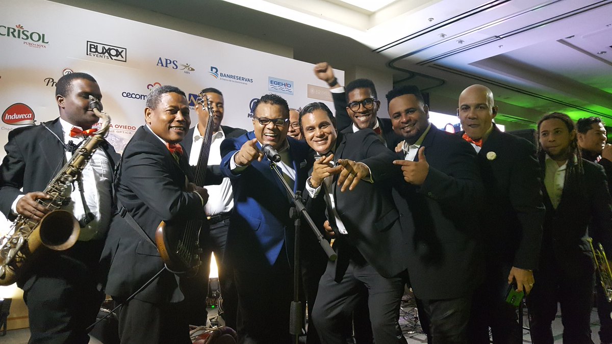 PochyFamiliaRD's tweet photo. Sammy Sosa, uno de los más grandes orgullos dominicanos, disfrutando de la música de Pochy Familia y su Coco Band... Mis respetos siempre! #SammySosa #labodadeportiva #PeroConCoco #cocotú #ElCocotūMayor https://t.co/czuVx2um7W