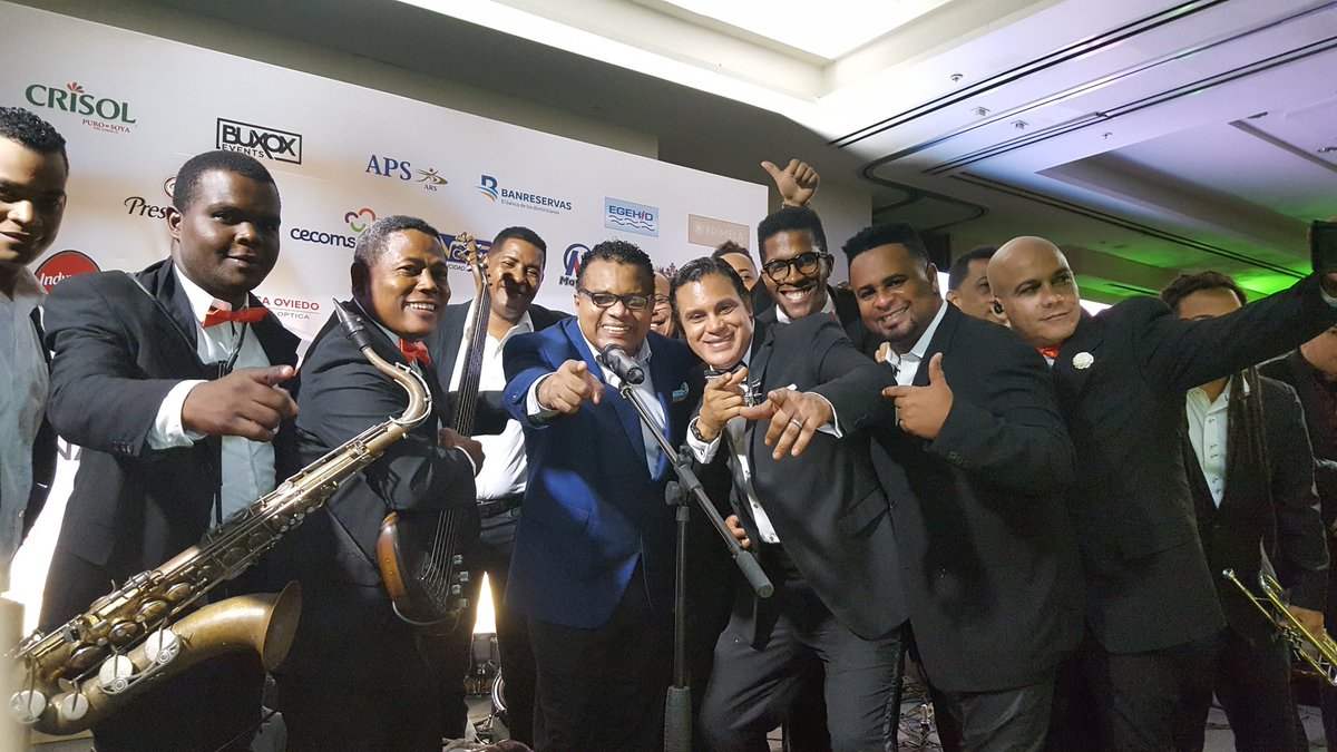 PochyFamiliaRD's tweet photo. Sammy Sosa, uno de los más grandes orgullos dominicanos, disfrutando de la música de Pochy Familia y su Coco Band... Mis respetos siempre! #SammySosa #labodadeportiva #PeroConCoco #cocotú #ElCocotūMayor https://t.co/czuVx2um7W