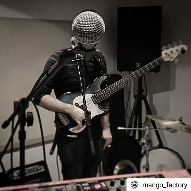 bit.ly/2GBORm3 #Repost @mango_factory
• • • • •
Not a lot of people know that as well as being an awesome bass player, @seandaveybass also has a microphone for a head.
.
.
.
#mangotimes #mangofactory #rehearsal #bristol #bristolmusician #factorystudios #bass #m…