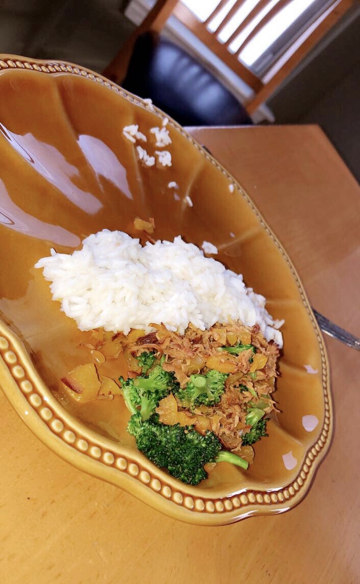 -rice
-slow cooked pull chicken 
-sauté with yellow peppers, onions, broccoli and a dash of squeezed lime  
-#imthebest