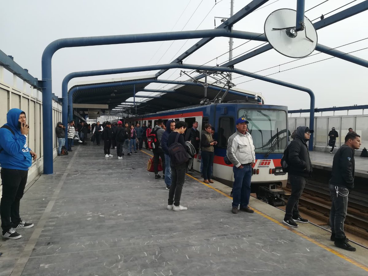 ABCNoticiasMX's tweet photo. #AlMomentoABC Reportan que la estación Mitras, de la línea 1 del Metro, lleva detenida aproximadamente 40 minutos.
Fotos: Eduardo Llamas https://t.co/qmdJXp7wd3