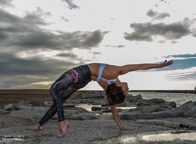 livnir's tweet photo. “Life lived for tomorrow will always be just a day away from being realized.” -Leo Buscaglia. .
Photographed @beccabattoe .
#bigcameraman
.
#yogaoffthematseries
#connectedyogies
.
 #adventure #yoga #yogachallenge #yogainspiration #yogaeverydamnday #yogi … https://t.co/UrYwh8ueGw https://t.co/SDH2MbBoUz