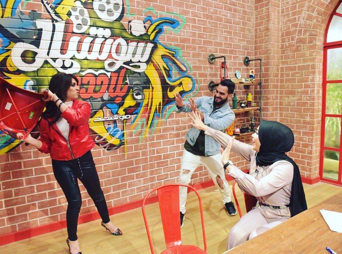 alaantv's tweet photo. مين بيعمل ايه 🤣🤣 
المنافسة اشتدت بين الحكام سهيلة بتهاجم 🥊🥊 ومحمد بيدافع ومروة حكم 🙅‍♂️.. إذن فلمن ترجحون الفوز؟
#سوشيال_بلا_حدود - #عيش_الآن 
@SuhilaBnLachhab 
@marwahassan https://t.co/GTnbhysHAU