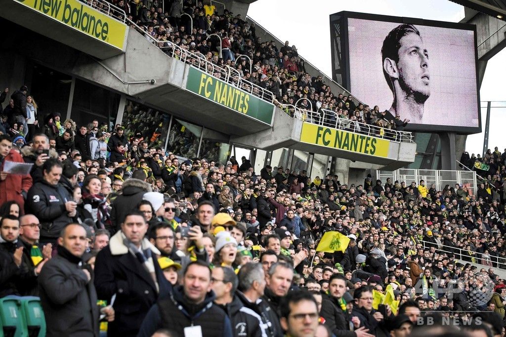 O Xrhsths Afpbb News Sto Twitter 飛行機事故で死亡し 先週遺体が収容されたアルゼンチン出身fwエミリアーノ サラ選手 28 が所属していたフランス リーグ1 ナントの試合が10日 同クラブの本拠地で行われ サラ選手に対し選手やサポーターらが哀悼の意を表した