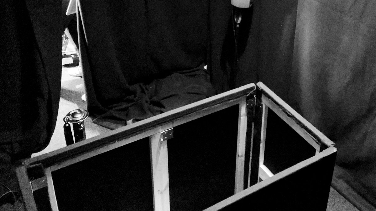 🚧🔨under construction!🔨🚧 currently building the room for my #newmusic audiovisual installation #look_out in the <a href="/RWCMD/">Royal Welsh College of Music & Drama</a> foyer! 🏴󠁧󠁢󠁷󠁬󠁳󠁿can’t wait for the grand opening tomorrow at 10! 🤩