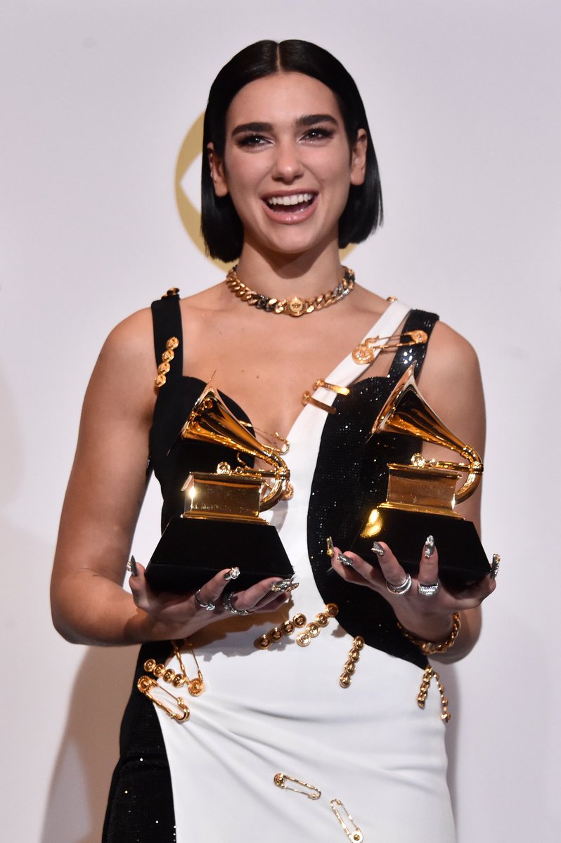Congratulation @DUALIPA a mais nova vencedora do gramofone de ouro. A britanica venceu nas categorias revelação e gravação dance #GRAMMYs #DuaLipa #GrammyAwards2019 #GrammyAwards #Grammy2019 #GrammysTNT