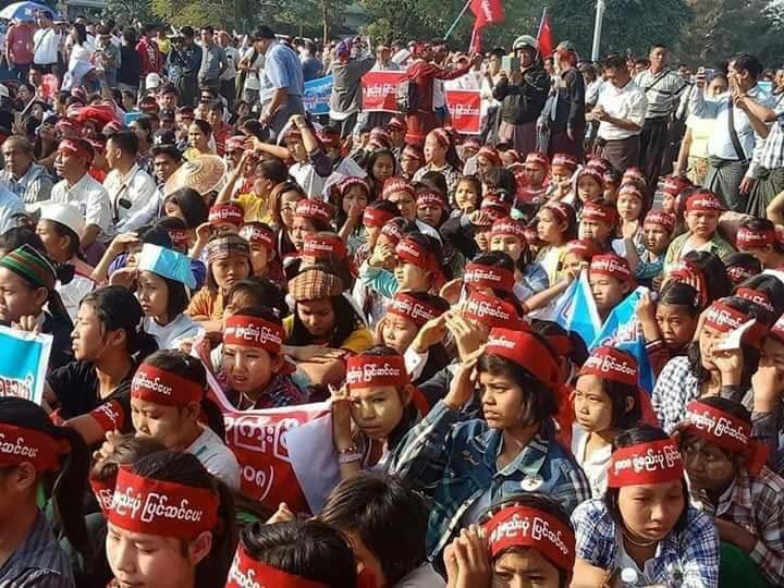 ဟိုအရင္တုန္းကေတာ့
ကံတက္ကုန္းမစိုးရိမ္ ဘကေက်ာင္းမွ ကေလးေတြကို ေခၚတတ္တယ္။
ဘဘဦးတင္ဦးလာတုန္းကတို႔ ဘာတို႔ေပါ့။

အခုလည္း ဒီလိုပဲေနမွာ

အမတ္ေတြေတာင္
သင္တန္းတက္ၿပီး
ပူပူေႏြးေႏြးေျဖရပါလ်က္
ဘဲဥမကြဲတဲ့
ေျခဥ
ဒီကေလးေတြ
ဘာသိမွာလဲဗ်ာ

ဒီမိုကေရစီဆိုတာႀကီးကို
ရြံလာပါၿပီဗ်ာ