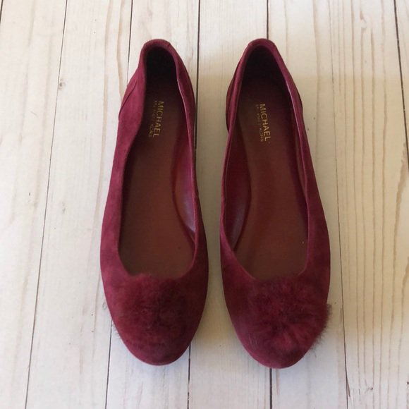 SandraFish4's tweet photo. So good I had to share! Check out all the items I'm loving on @Poshmarkapp from @shoecoach101 #poshmark #fashion #style #shopmycloset #nike #michaelkors: https://t.co/vDZqsd5425 https://t.co/dERd4NqDfk
