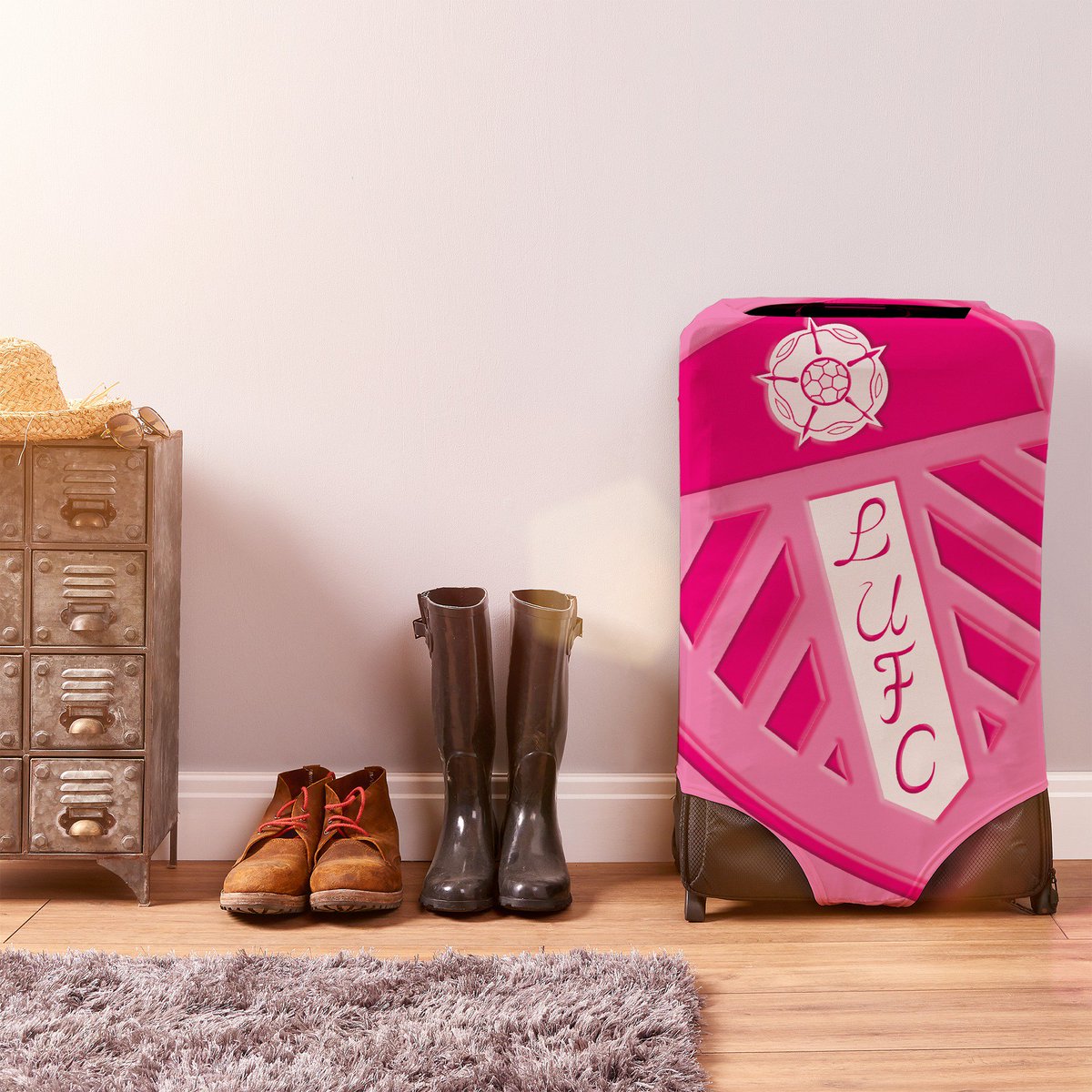 PSportsFactory's tweet photo. Accessorise your luggage with our #LUFC suitcase covers 🧳

⚽ Easily pick out your luggage on the carousel 
⚽ Fits different styles and brands of #luggage cases
⚽ Available in three sizes

Show your #support for #LUFC this #Summer ☀️

👉 https://t.co/mhCZboeWtL @LUFC https://t.co/FEUyJulj15