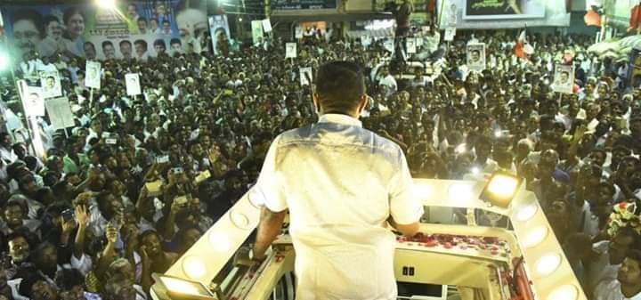 UmapathyUma3's tweet photo. மக்கள் செறிவாக வாழும் உளுந்தூர்பேட்டை, விழுப்புரம் 
போன்ற பகுதிகளில் மிகப்பெரிய மக்கள் திரள் அவருக்காக கூடியது. நான் எம்ஜிஆர் இல்லை,புரட்சி தலைவி அம்மா இல்லை,பெரிய நடிகரும் இல்லை.ஆனாலும் இவ்வளவு பேர் கூடியிருக்கிறீர்கள் என்றால் என் மீது நீங்கள் நம்பிக்ககை@TTVDhinakaran @teambala https://t.co/keSLbZ79bZ