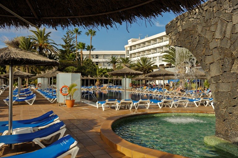 VIKHotelsGroup's tweet photo. Tardes maravillosas de febrero en las piscinas del VIK hotel San Antonio ☀️😍😎
 #WeLoveVIK #Lanzarote #VIKExperience #FelizLunes @TurismoLZT #Canarias https://t.co/tQs5M8WM5d