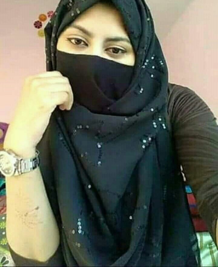 قالت   ودي  منك من الشعر بيتين   
عن  الجفا  والبعد والشوق والصد
قلت  الجفاء  ذباح   ياكامل  الزين
والبعد هم ودمعته   تجرح   الخد
والشوق مثل السيف يقسمك نصفين
والصد  نارن   في الحشاء  مالها حد
قالت  إذن   ما الحل   ياقرة  العين
من  شان  نتجنب  أسى الحب لأشتد