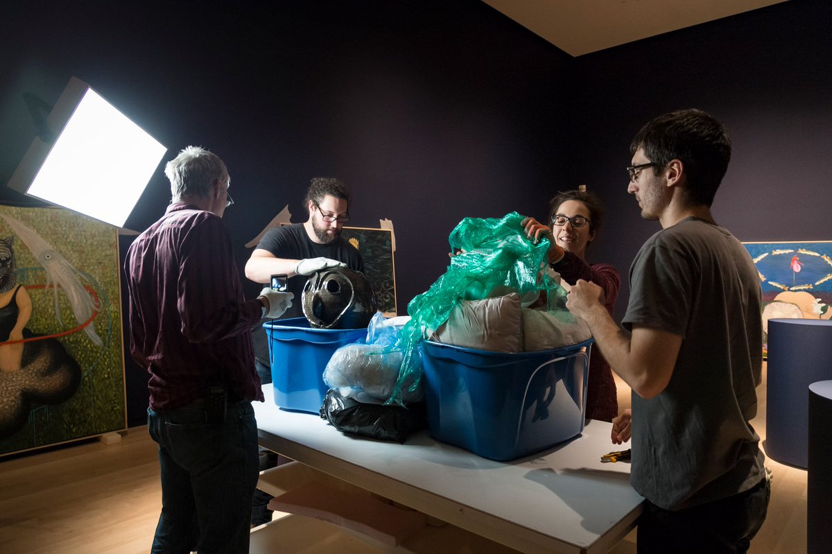 mnbaq's tweet image. Notre équipe très fort cette semaine pour que vous puissiez découvrir @manifdart 9 - La biennale de Québec dès le 16 février! Puisque plusieurs œuvres ont été conçues pour l&apos;occasion, une grande partie du montage se fait à quelques jours du lancement. 😁#mnbaq #manifdart