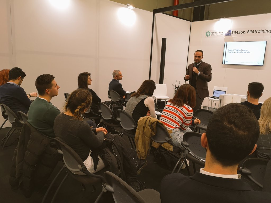 FTurismo's tweet photo. Ancora Giovanni Cerminara, di Web Marketing Turistico Academy, con la sua "classe" nell’area #bit4training. A #Bit2019 si pongono solide basi per formarsi e lavorare nel settore turistico. Tra le professioni più richieste quella del consulente social e web marketing https://t.co/hf35vm2mVj