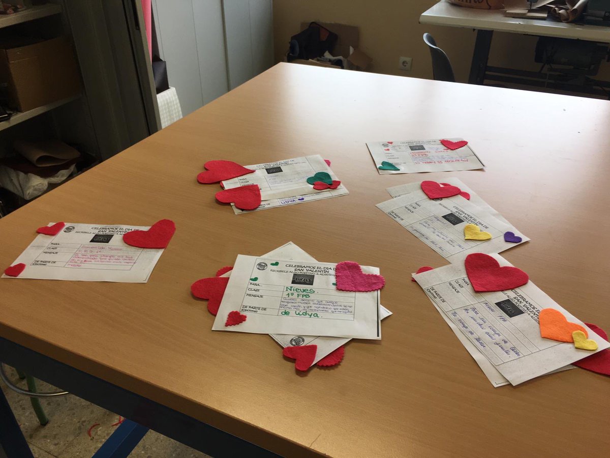 iesguadalquivir's tweet image. Preparando el #DiaDeLaAmistad con el diseño de #tarjetas decoradas con materiales de fieltro por nuestro alumnado de #FP de Arreglo y Reparación de artículos textiles @iesguadalquivir @todofp #FPCalidad #FPPublica #FPsí @EducaAnd