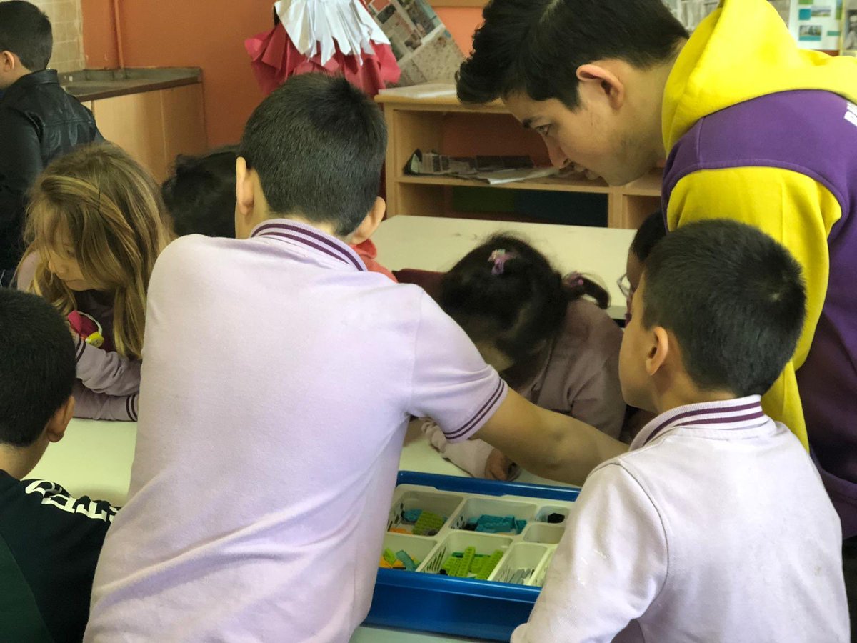 AsimovEffect's tweet photo. Takımımız ve @frc4thdimension ortaklığındaki Mission FIRST projesi kapsamında ilk etkinliğimizi Toki Şehit Fatih Erer Ortaokulunda gerçekleştirdik. Eğlenceli ve eğitici Lego WeDo etkinliği ile güzel bir gün geçirdik. #MissionFIRST https://t.co/kfdcQGmPAl