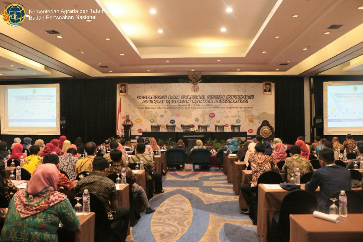 atr_bpn's tweet photo. "Sehingga proses pelayanan pertanahan yg bersifat elektronik, online, real time, &amp; akurat nantinya akan sangat memudahkan masyarakat dlm berinvestasi," ujar 
Staf Ahli Bidang Landreform dan Hak Masyarakat Atas Tanah, Joko Heriyadi.

https://t.co/iU1A3oJ0Gn https://t.co/Wp18qcBy1E