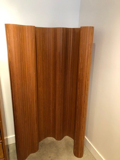 #alvaraalto 100 screen made in Finland by #artek, first designed in 1936, this one is from the 60s.  Finnish honey toned pine slats joined by hidden cables, it rolls up for storage. In great vintage condition, lovely example of vintage #midcenturymodernism #scandinaviandesign