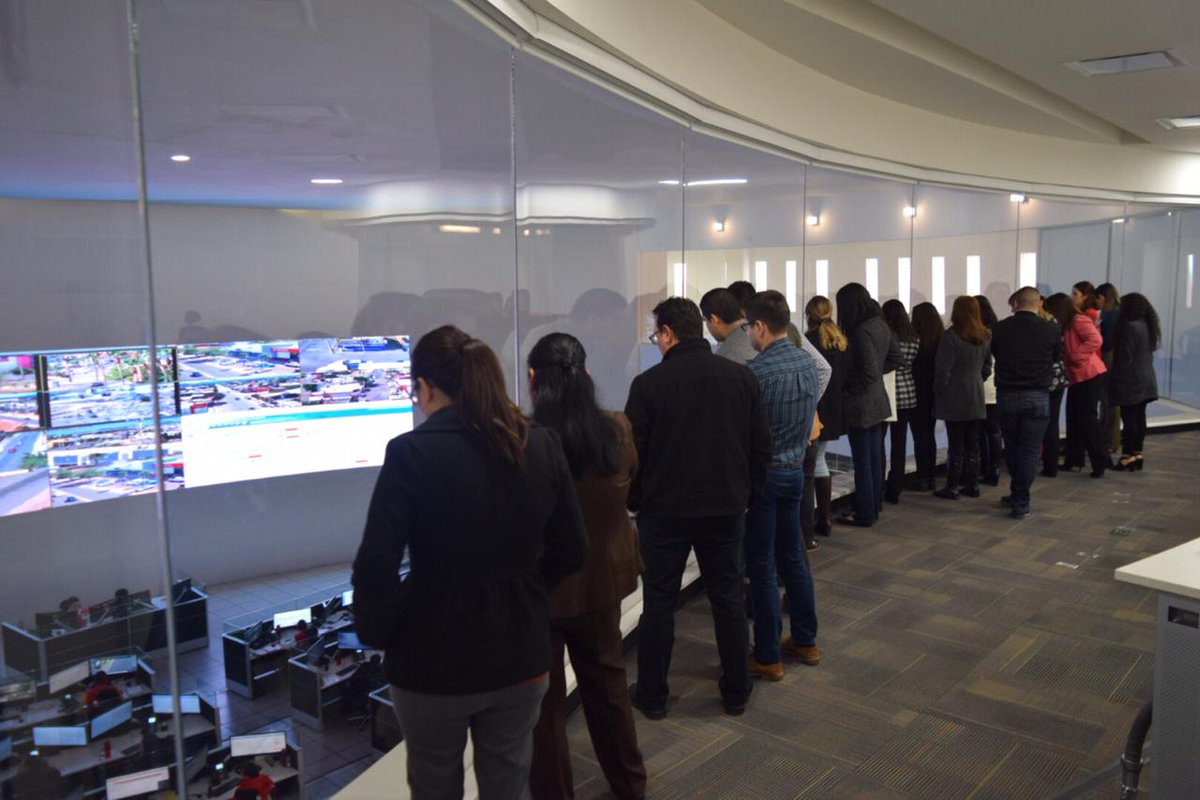 SonoraSeguridad's tweet photo. Para fomentar la coordinación y comunicación interna, la @ssp_sonora realiza recorridos por el C5i, hoy personal del Centro de Control y Confianza (C3), visitó las instalaciones donde tuvieron una amplia explicación de su operatividad.

@gobiernosonora 
@davidanayac 
@jpacostas https://t.co/CNzLROD0sI