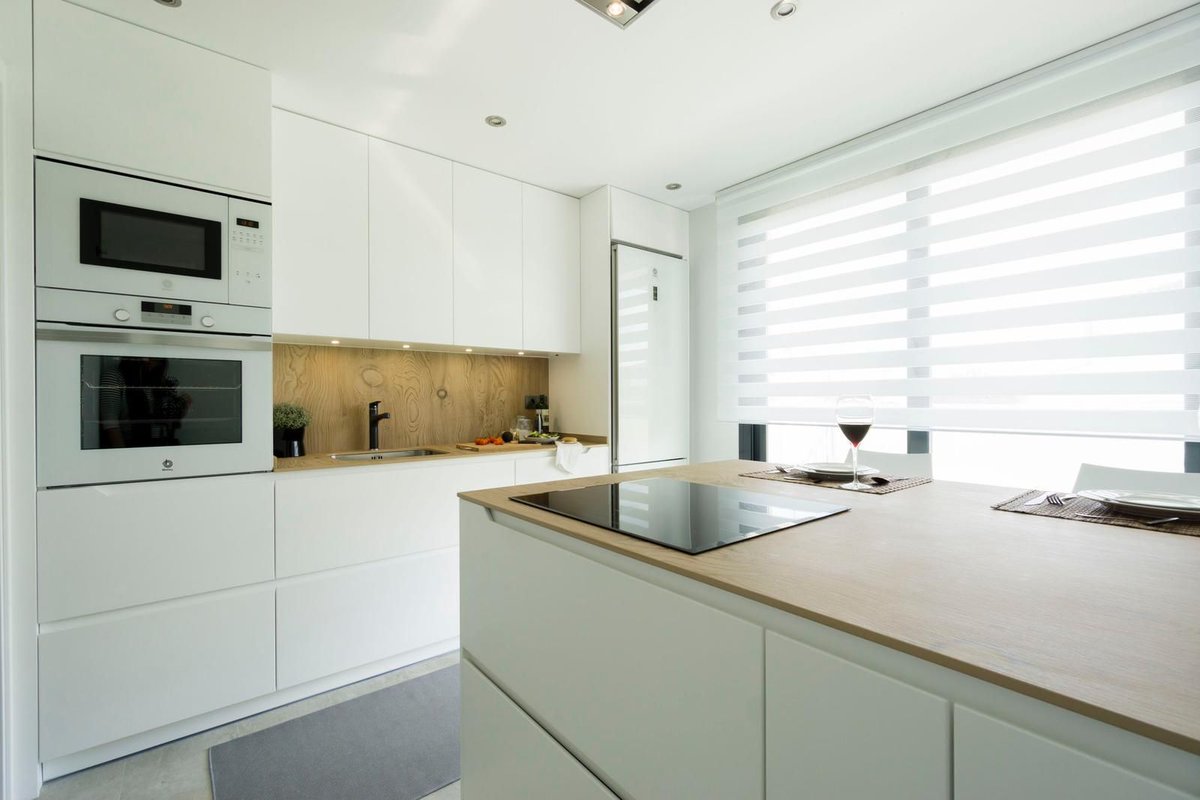 inkococinas's tweet photo. Un conjunto en blanco combinado magistralmente con un madera veteado que nos traslada a lo más esencial del entorno rural. Luminosa y acogedora #INKO #Desing #Kitchen #Interiorismo #CocinasModernas #CocinasdeCalidad #CocinasaMedida #homedecor #homestyle #moderdesing #moderkitchen https://t.co/K9adX8GOgc