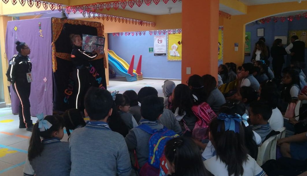 seguridadneza's tweet photo. #Hoy los pequeños del colegio📚 #Bauhaus en la colonia Bosques de Aragón recibieron al visita del equipo de #EducaciónVial🚸 con una presentación del #TeatroGuiñol.🎭

#NezaCiudadDeTodos https://t.co/p1TLpmxpHV