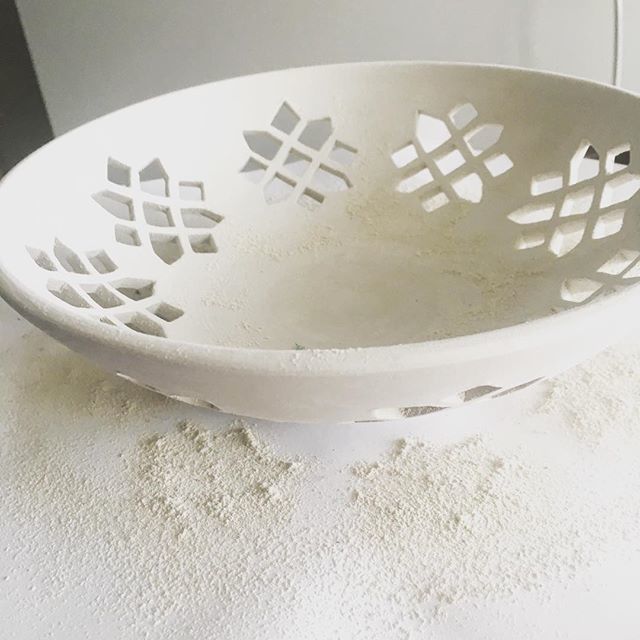 nimastoneware's tweet image. So much sanding, but so much easier to do as greenware than bisque. 😷 —
#ceramicprocess #sanding #greenware #safetyfirst #pottery bit.ly/2MZlbjW