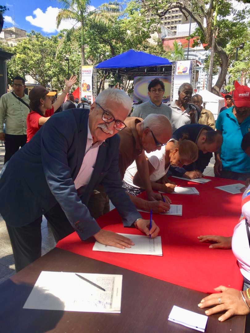 jsanguinocard's tweet photo. En la plaza Bolívar de Caracas #YoFirmoPorLaPatria #YoFirmoPorLaPaz     Venceremos! https://t.co/SfPvKLqxEh