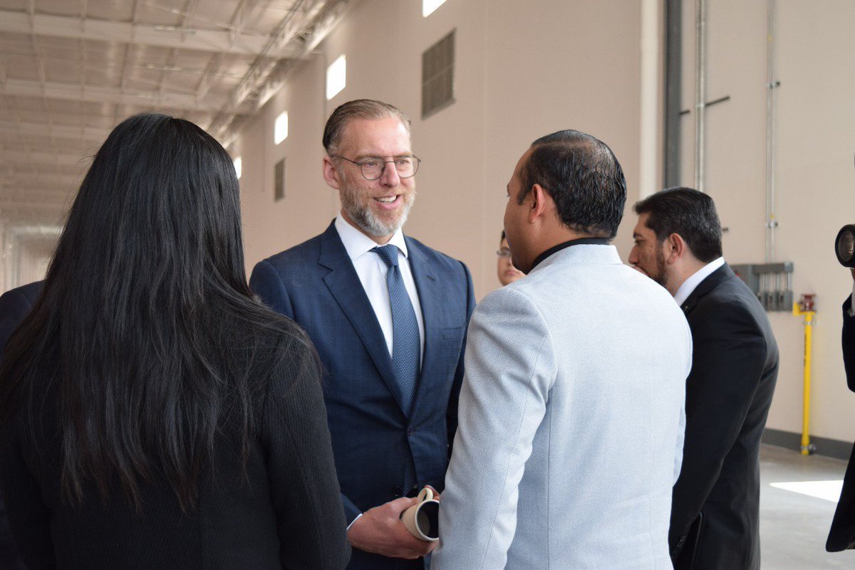 Al finalizar la presentación del Plan Municipal de Desarrollo 18-21 en <a href="/MpioColon/">Municipio de Colón</a> tuve la oportunidad de atender a ciudadanos para ayudarles a canalizar peticiones específicas referentes a su comunidad. #GobernadorEnTuCalle
