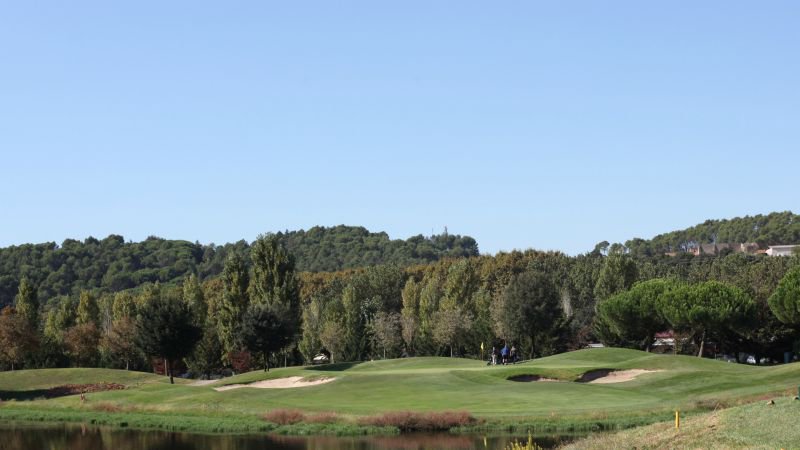 El Golf La Roca s’ha convertit en tot un referent per a aquells que volen gaudir d’una jornada del seu esport preferit 🏌️‍♂️ A tan sols 35 km de Barcelona i  en un entorn únic als peus del Montseny 🍂 Descobreix els avantatges del nostre camp ✅ larocabarcelona.golf/el-teu-club-de…