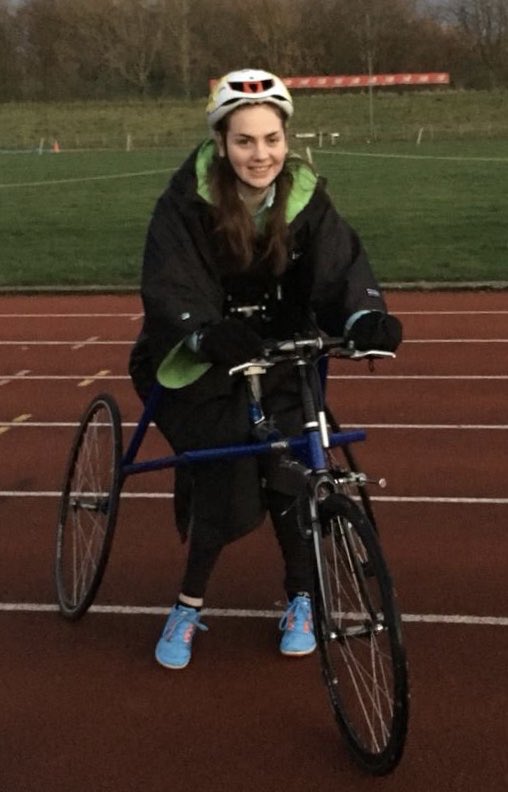 TullyKearney's tweet image. So for my 21st birthday my big bro bought me a lovely @dryrobe for my swimming meets - but have to say it’s also come in so handy for RaceRunning in this weather! #warmandtoasty #RaceRunning #loveit