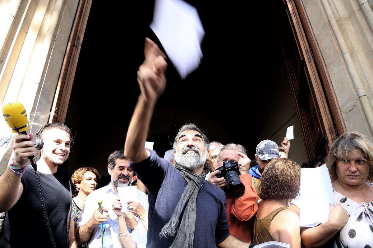 jcuixart's tweet photo. Missatge des de la presó:

Preparats per defensar la legitimitat de desobeir les lleis injustes i acusar l’Estat de la vulneració de Drets Humans. #JudiciAlaDemocràcia https://t.co/KzSGWy9gIY