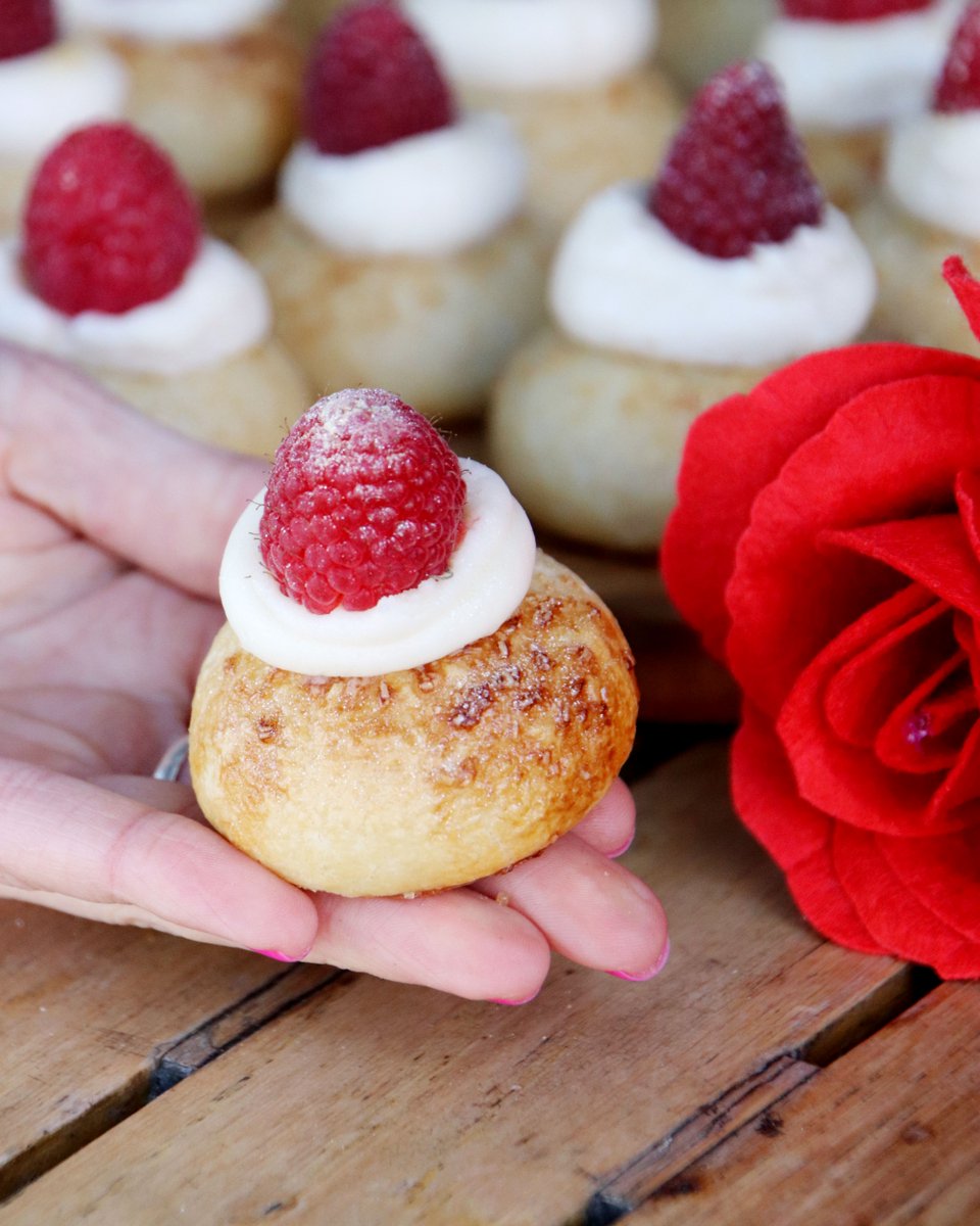 ThePieHoleLA's tweet photo. Will you accept this NEW FLAVOR?? V-Day Week treat: #BerryInLove Pie Hole 🌹Champagne frosting + raspberry filling + gold dust = better than any final rose.
@bachelor Monday❗️FREE DOZEN PIE HOLES FOR ANY BACH ALUM - tag who you tryna see @ your local Pie Hole shop❗️ https://t.co/6IqVIlS3a3