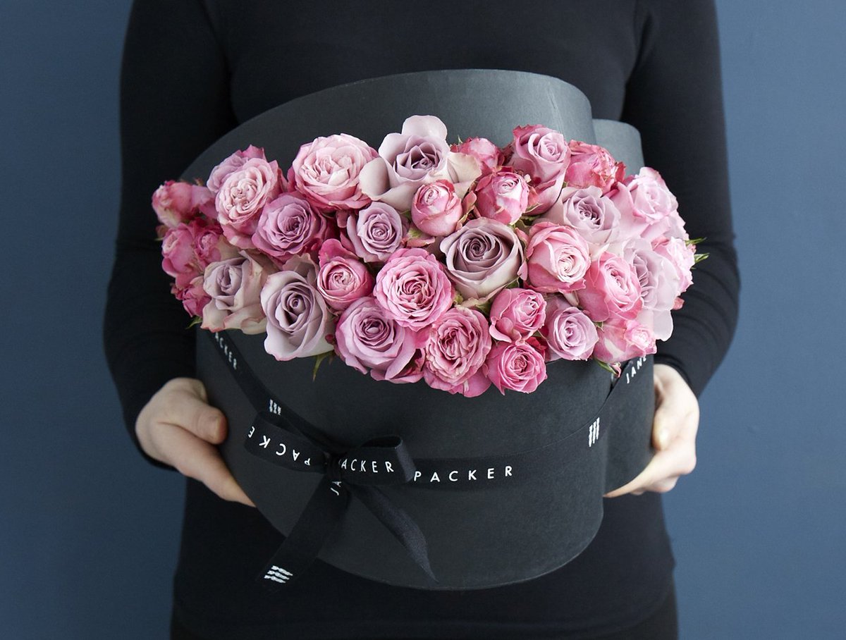 Not a Red Rose in sight! One of our most popular gifts for Valentine's day this year ..... the 'Swallowtail Heart Box, a pink sensation of Martim, Memory Lane and Lady Bombastic Roses. See the full range at ow.ly/pJyv30nEZq1
.
.
.
#realflorist #luxuryflowers #luxuryflorist