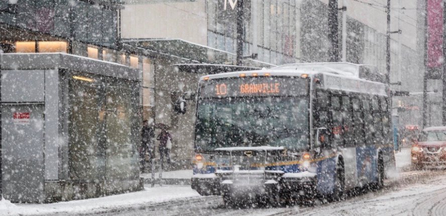 DailyHiveVan's tweet photo. It's not over yet - #Vancouver is expected to be hit with up to another 15 cm of snow 😳🌨 https://t.co/vRDk5aP8Iy https://t.co/OIfwL5nwJM