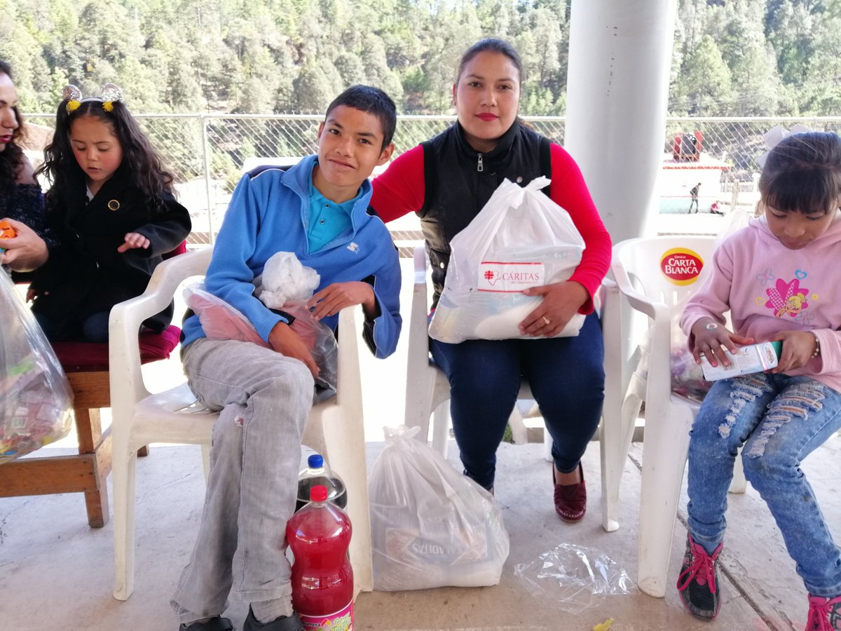 CaritasGuadi's tweet photo. Gracias a la cooperación con otras instituciones, podemos llegar a la Sierra de San Dimas con entrega de Despensas para familias en situación de pobreza

¡Cáritas es Amor en Acción!

#Durango https://t.co/2ljyVAaGUC
