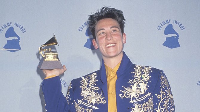 great moments in butchdom: kd lang won this Grammy wearing this outfit w/ this hair in 1993. 💜💙💙💙