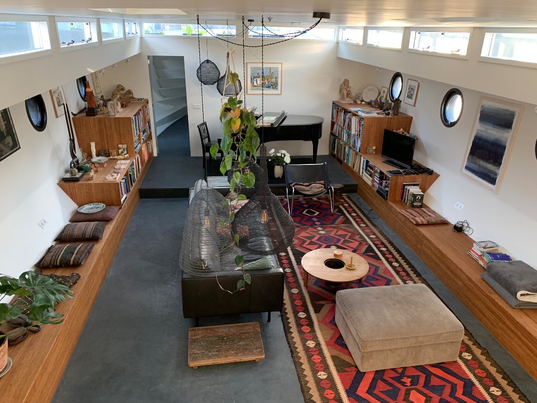 Modern ontwerp en ouderwets vakmanschap komen samen in stalen woonschip AM58 Concordia in de Houthaven Amsterdam. Flexibele indeling voor multi-generatiewonen. Kandidaat @woonbootvanhetjaar 2018 #energieneutraal #zonneboiler #warmtepomp #grijswater #nulopdemeter #MoedenVanGulpen