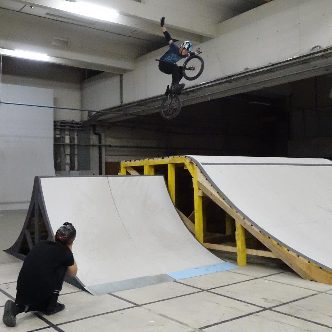 Ali kdo ve za 500-1000m2 velik prostor (z visokimi stropi) v katerem bi se lahko postavillo kaj takega? Ljubljana ali okolica? Sporoči če veš, sicer deli naprej! #ljubljana