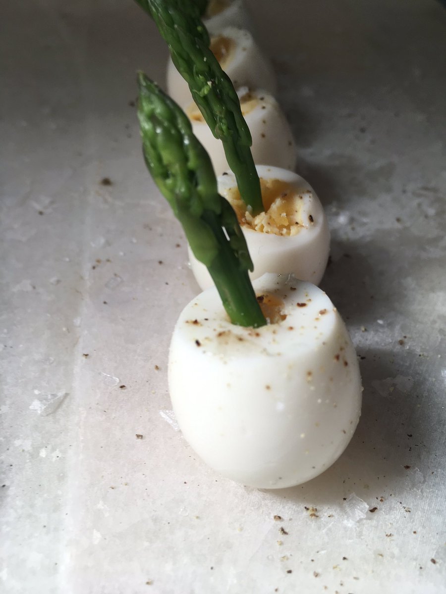 Testing some new canapé ideas today , parmesan shells filled with a rich pea , fresh mint and asparagus risotto .Eggs Benedict with Jamon and quails eggs with asparagus ... lovely <a href="/brimble_lee/">lee brimble</a> <a href="/gavin_tarbox/">Gavin tarbox</a> <a href="/_1steffan/">steffan williams</a> @Gavinychef <a href="/AaronthompsonT/">ハクション大魔王</a> <a href="/59Tlane/">tony lane</a> @pcosta2010 <a href="/MStreeting/">Michael Streeting</a>