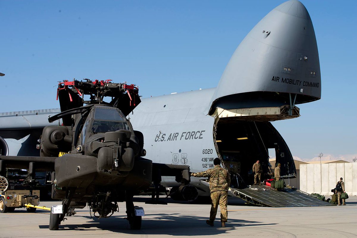CENTCOMUrdu's tweet photo. 7 فروری -2019 ایئرمین اور فوجی بگرام ائیر فیلڈ، افغانستان میں C- 5 ٹرانسپورٹ طیارے میں اپاچی ہیلی کاپٹروں کو لوڈ کرنے کی تیاری کررہے ہیں.
#CENTCOM #ResoluteSupportMission #DoD https://t.co/TgaY0DWXrU