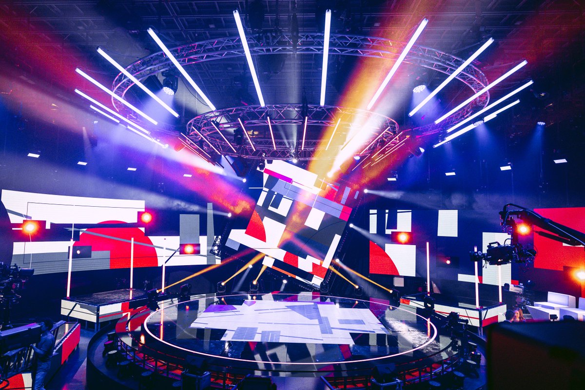Oder EME 2019 je pripravljen! 👏 😍
Že zdaj gre zares, saj vsak dan potekajo tehnične vaje, priprave, korekcije, tonske vaje ✨, snemanja spremljevalnih vsebin, vaje z gostiteljico in glasbenimi gosti, itd. 🙌
Kaj pravite, vam je všeč oder? 😍 🙌 🎶