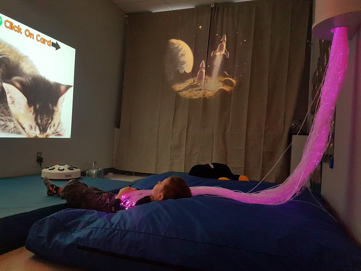 MmeAndreeG's tweet photo. Mise en oeuvre de notre projet PALPE avec @isabellelamy0 Une salle multisensorielle Snoezelen où l'enfant est maître de son bien-être. @TDJ_CECCE #bienveillance #multisensorielle #relaxation #tdah https://t.co/nkiu1ArL7r