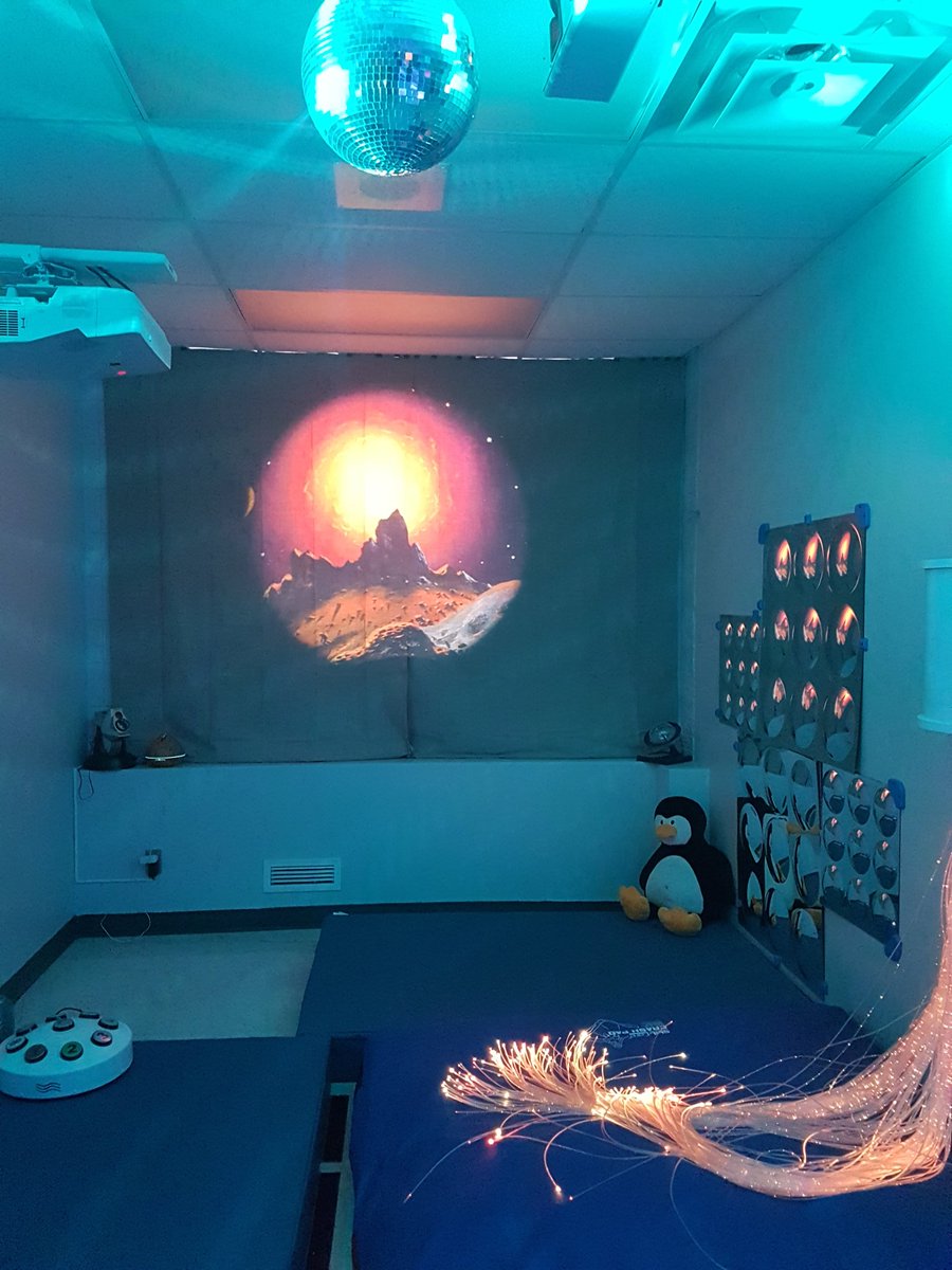 MmeAndreeG's tweet photo. Mise en oeuvre de notre projet PALPE avec @isabellelamy0 Une salle multisensorielle Snoezelen où l'enfant est maître de son bien-être. @TDJ_CECCE #bienveillance #multisensorielle #relaxation #tdah https://t.co/nkiu1ArL7r