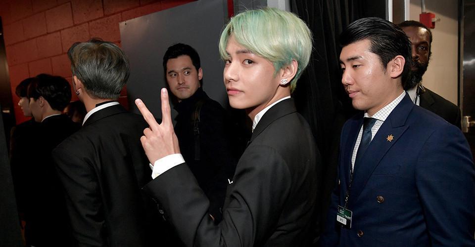 V BTS saat menghadiri 61st Grammy Awards.