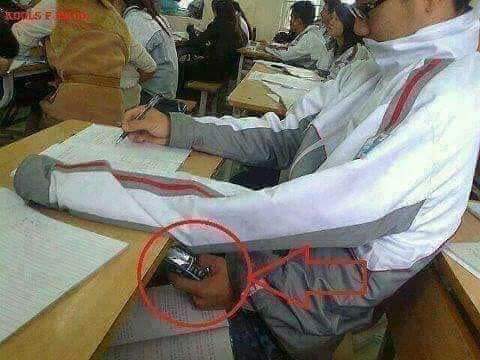 MyTweets_ZAG's tweet photo. Teacher: koi b bacha apny paper se sar nai uthaye ga ....😡
Me:👇👇 https://t.co/cEjsim8QOv