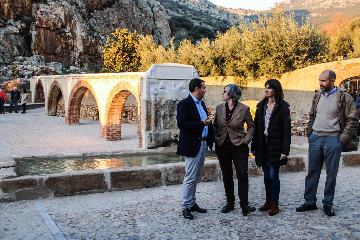 La consejera de Cultura e Igualdad, <a href="/leireis/">Leire Iglesias</a>, presenta junto con el alcalde de #Hornachos, <a href="/buenavistafco/">Francisco Buenavista</a> y el arquitecto a cabo del proyecto, Jacob Escobar, las obras de restauración del Pilar de Palomas.  

#PatrimonioExtremadura
