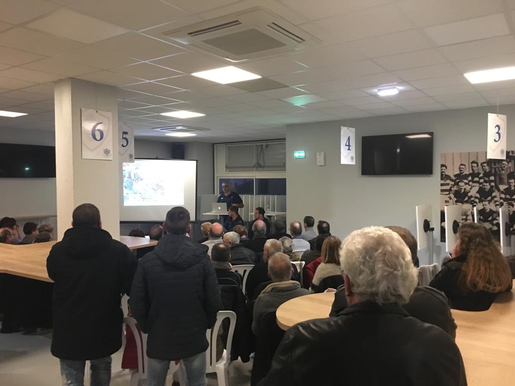 CastresRugby's tweet image. Nos joueurs répondent aux questions des supporters lors de la traditionnelle réunion mensuelle au stade Pierre Fabre avec Christophe Urios et Matthias Rolland. #TeamCO